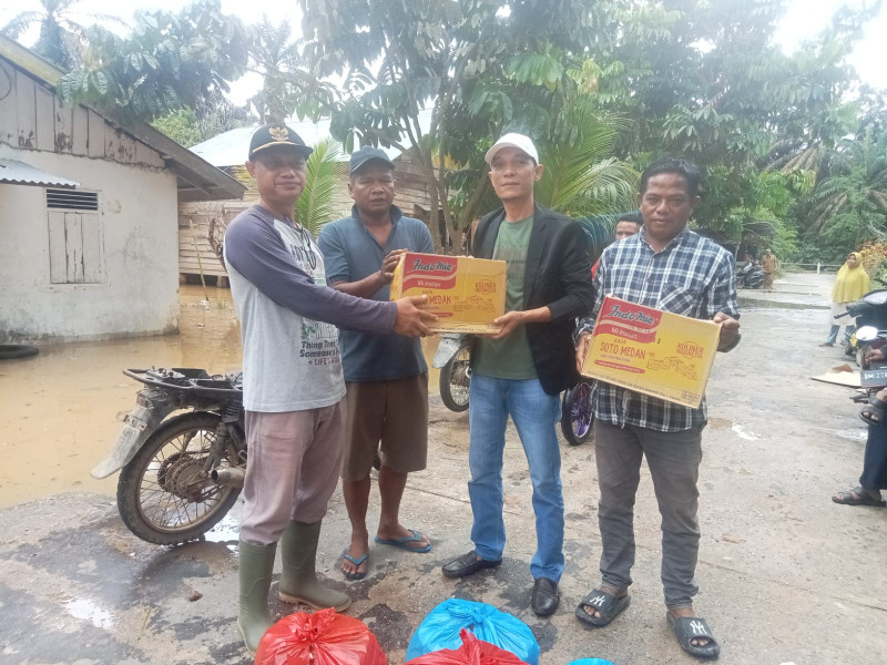 Peduli Korban Banjir, Relawan Pro Anton Serahkan Bantuan Sembako