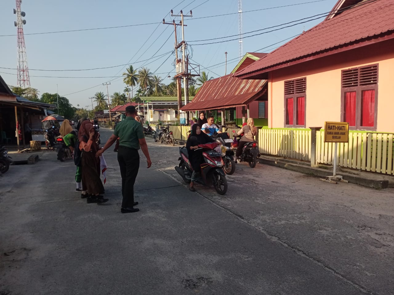 Serda Ansari Bantu Pelajar Nyebrang Jalan