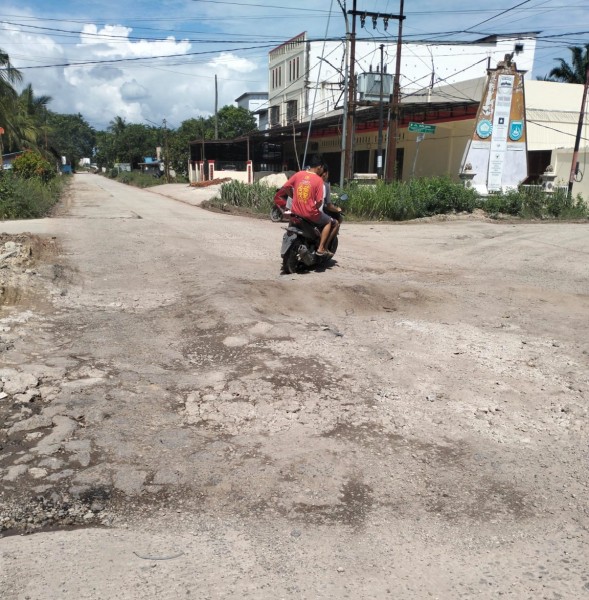 Warga Lubuk Gaung Kecewa, Jalan Rusak Parah di Depan PT Ivomas Tunggal Tak Kunjung Diperbaiki