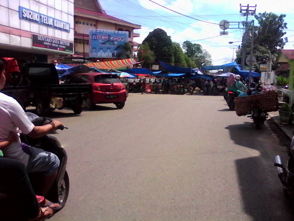 Jalan Tertutup Lapak Pedagang, Kendaraan Terpaksa Balik Arah