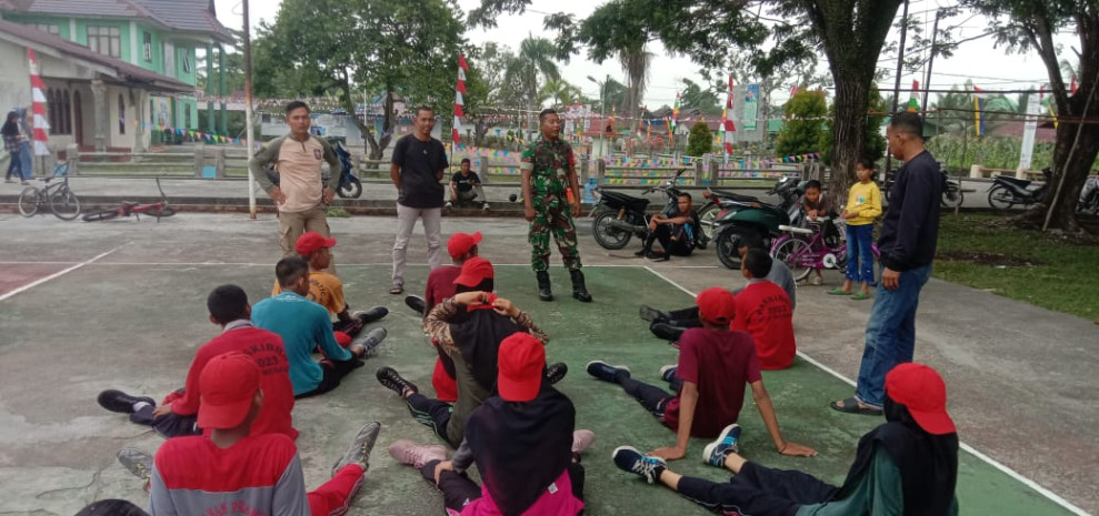 Babinsa Koramil 06 dan Paskibra Laksanakan Komsos