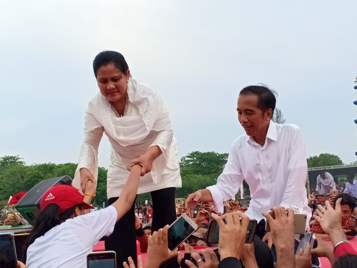 Jokowi Jalan Kaki ke Lokasi Kampanye Sapa Warga Dumai