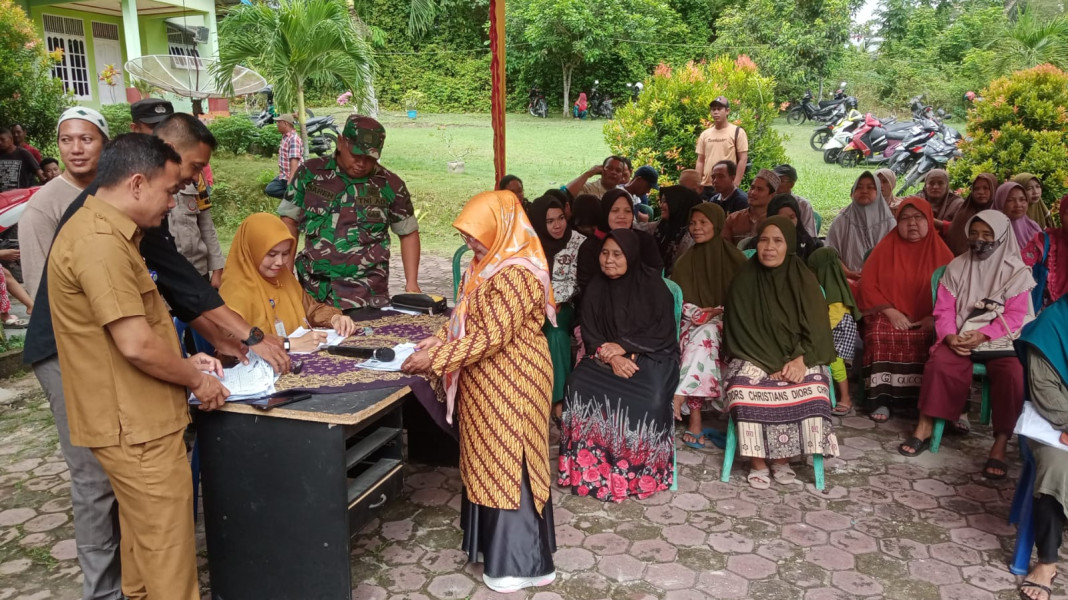 Personil Koramil 02 BK Hadiri Kegiatan Penyerahan Bantuan Beras