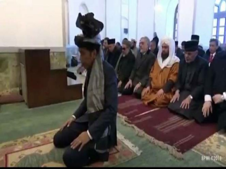 Jokowi Jadi Imam Salat Berjamaah Presiden Afghanistan