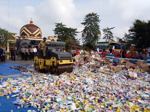Polres Siak Musnahkan Ratusan Jenis Kosmetik dan Alkes