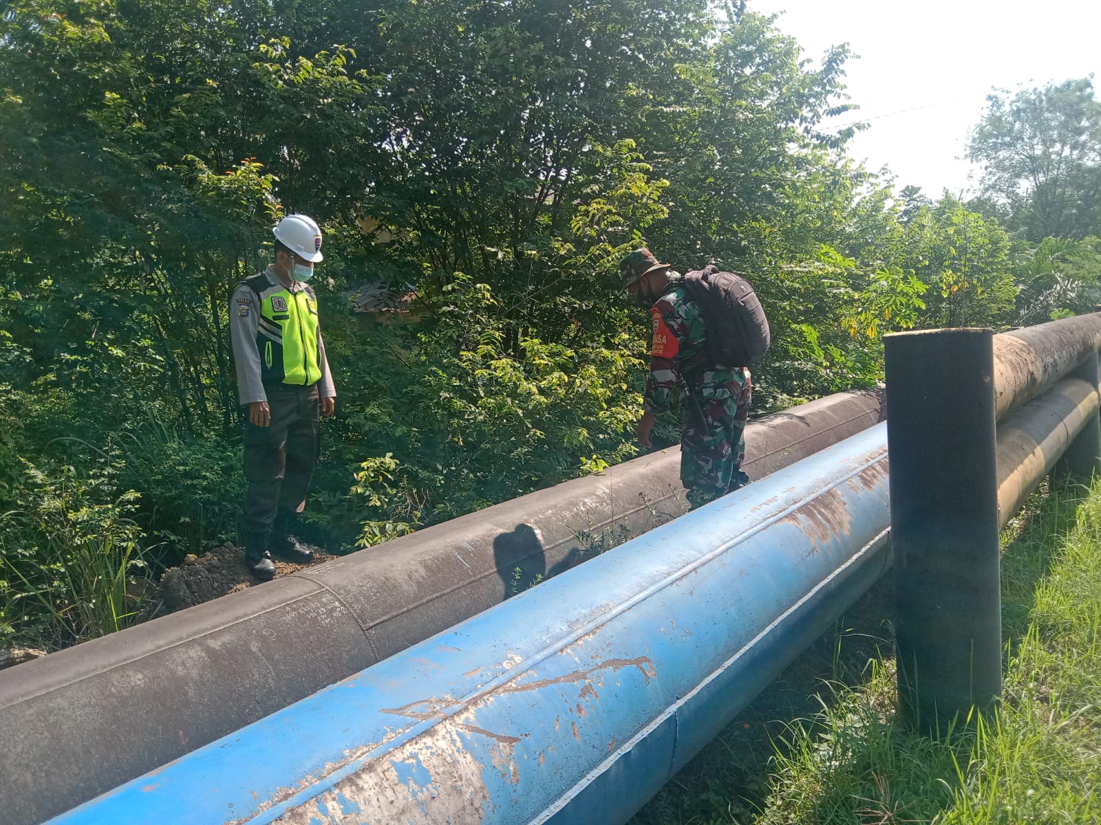 Pengecekan Rutin Pipa PHR Oleh Serka Suandi dan SKK Migas