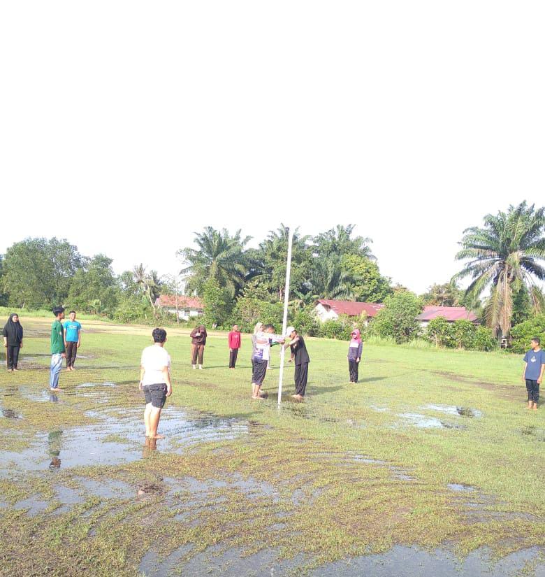 Semangat Mahasiswa KKN dan Pelajar Dilatih Upacara Bendera Oleh Babinsa
