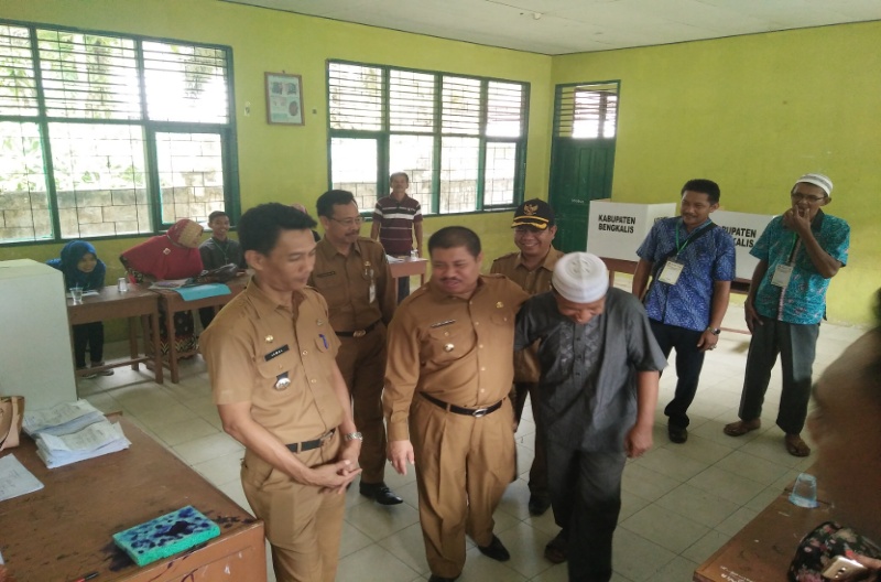 Bupati Bengkalis Tinjau pelaksanaan Pilkades di Kecamatan Pinggir, Mandau dan Batin Solapan