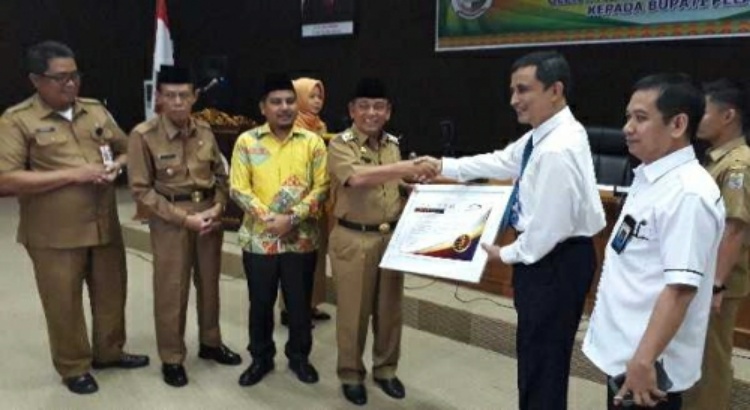 BPKP Riau Serahkan Sertifikat SPIP Level 3 ke Pemkab Pelalawan