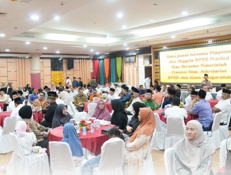 Pimpinan dan Anggota Beserta Sekretariat DPRD Riau Buka Puasa Bersama