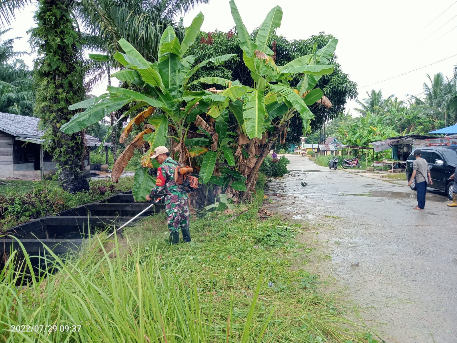 Antisipasi Demam Berdarah dan Jaga Keindahan Lingkungan, Serka Albinur Lubis Melaksanakan Giat Goro