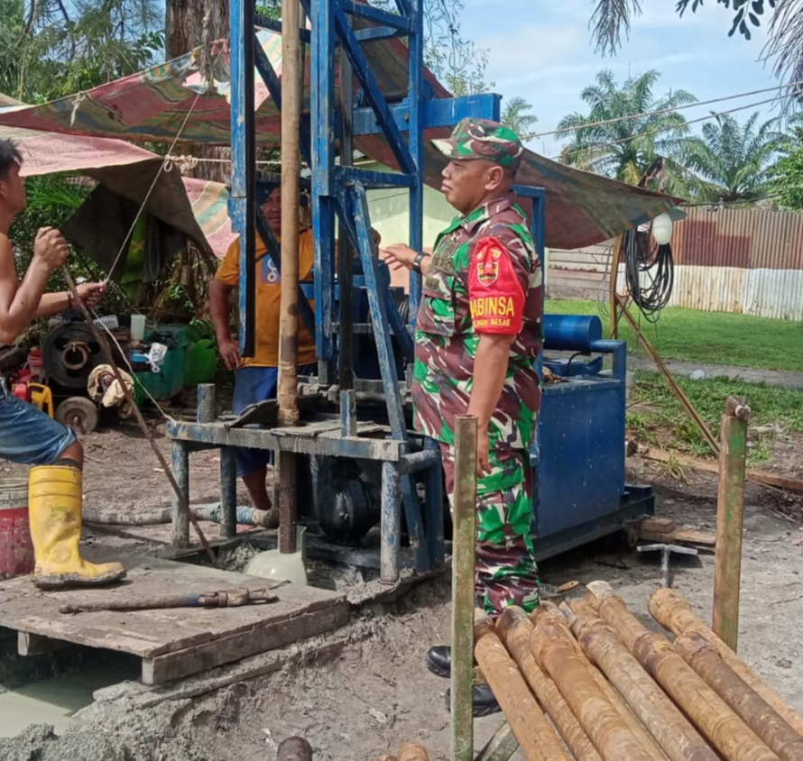 Dinas PUPR dan Sertu Sareh Melaksanakan Giat Pembuatan Sumur Bor
