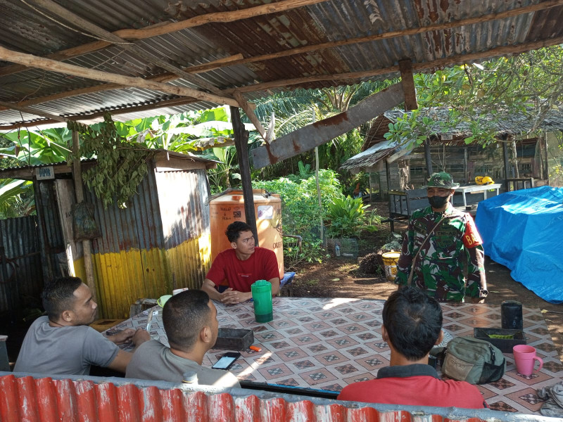 Babinsa Koramil 06 Merbau Menjalin Keakraban Dengan Masyarakat