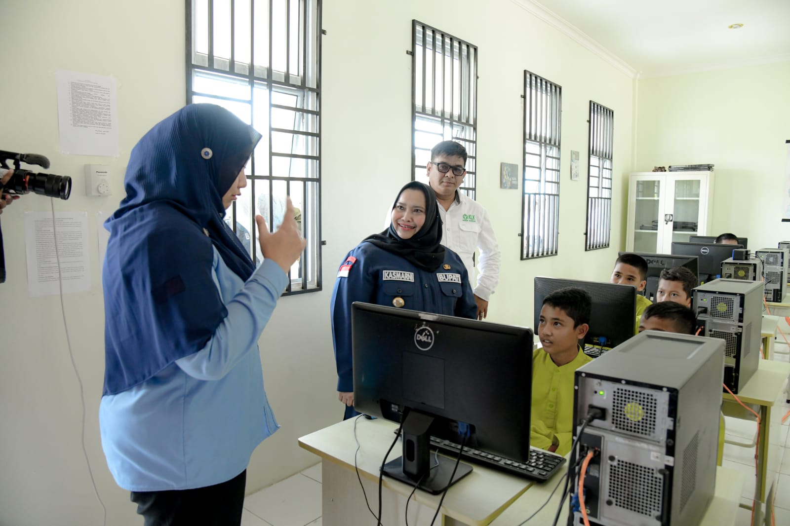 Tingkatkan Sinergi Dua Negara, Bupati Kasmarni Tinjau PT Adei
