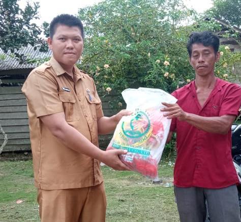Pemdes Dungun Beri Bantuan Jaring Udang Kepada Warga