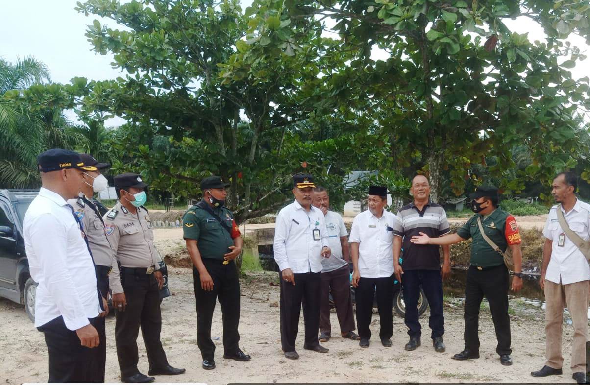 Bahas Rencana Pembangunan Parit Baru, Anggota Koramil PWK/04 Medang Kampai Hadiri Peninjauan
