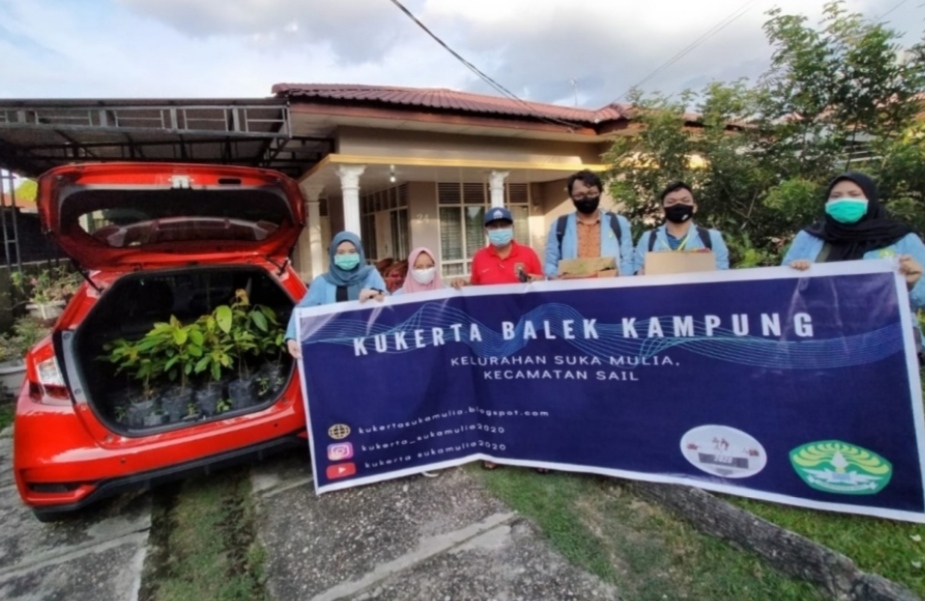 Tim Pengabdian Kukerta UNRI Membagikan Puluhan Bibit Kepada Masyarakat