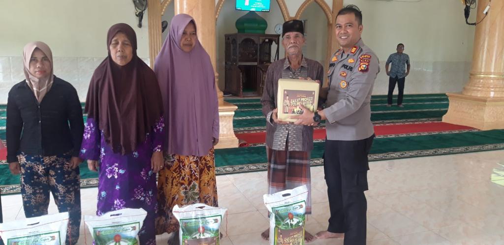 Wakili Kapolres, Kasat Binmas Bagikan Zakat Profesi di Lubuk Gaung