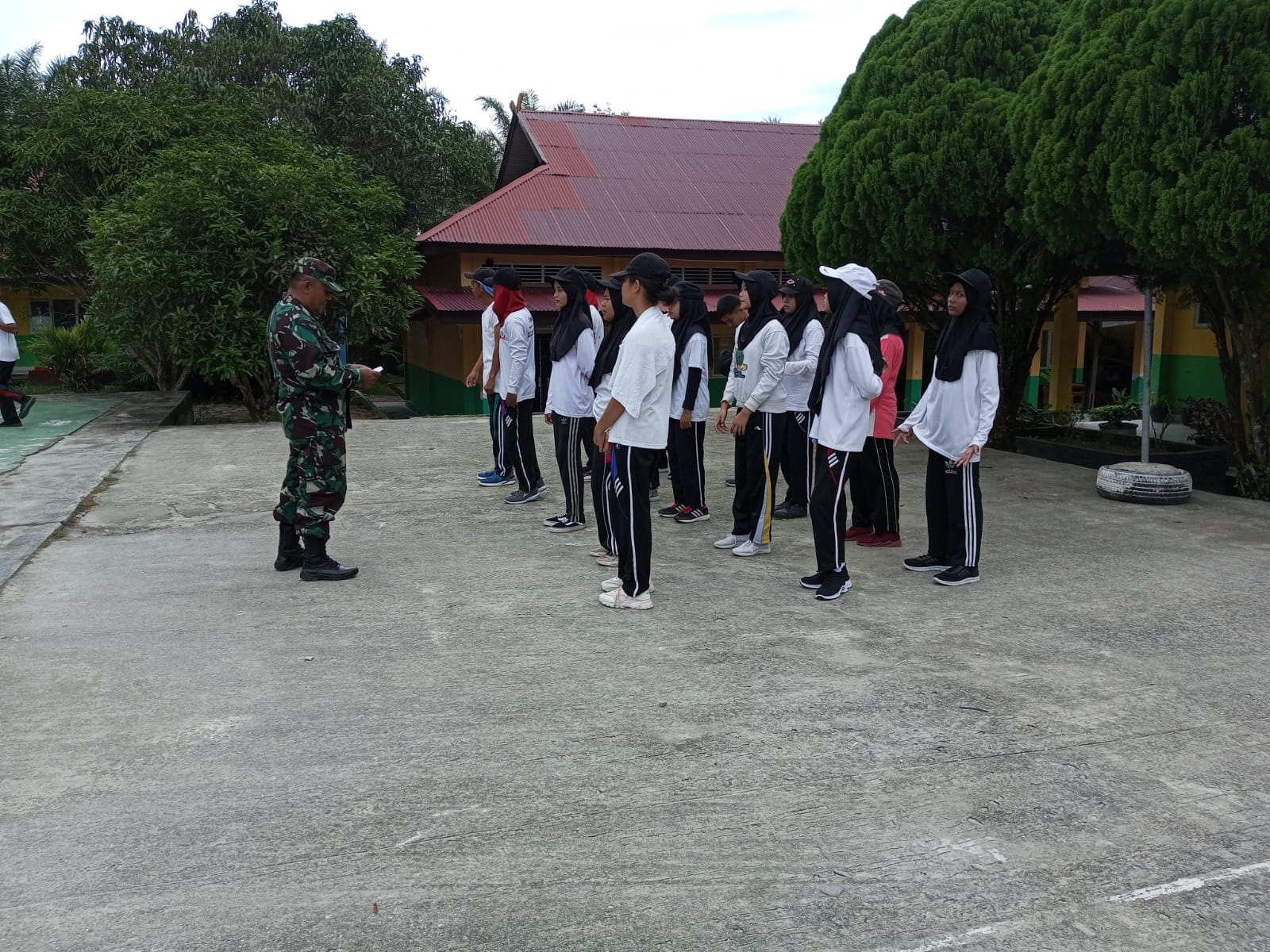 Babinsa Koramil 02 Berikan Edukasi Kepada Siswatama