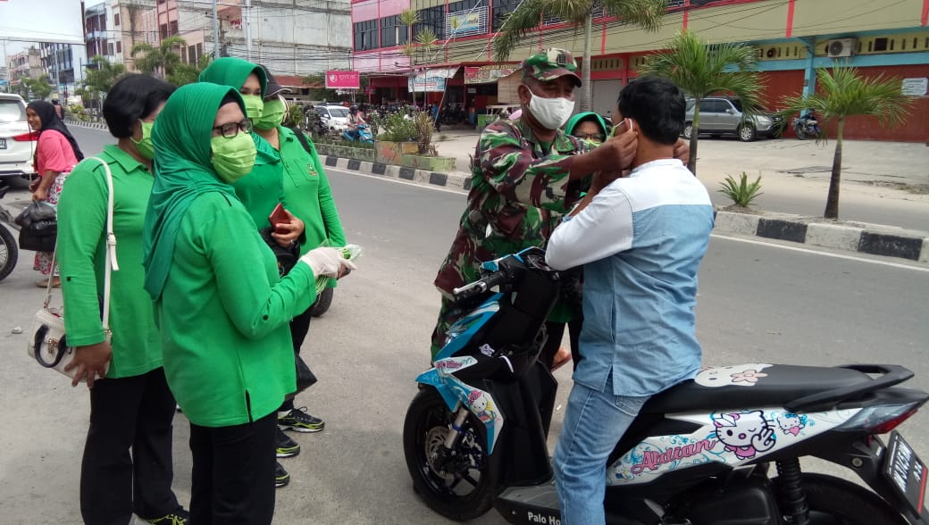 Danramil 01 Kapten Adhar, Pimpin Pembagian Masker di Kelurahan Rimba Sekampung
