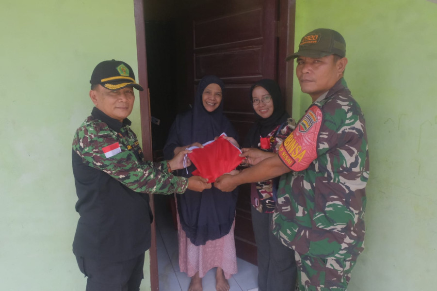 Sambut HUT RI, Dandim 0320/Dumai Kerahkan Personil Guna Bagi-bagikan Bendera Merah Putih