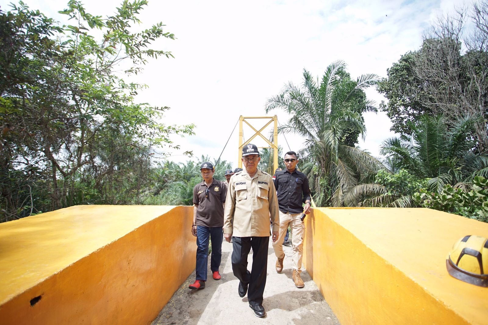 Bupati Inhil Tinjau Perbaikan Jembatan Gantung Penghubung Antar Desa