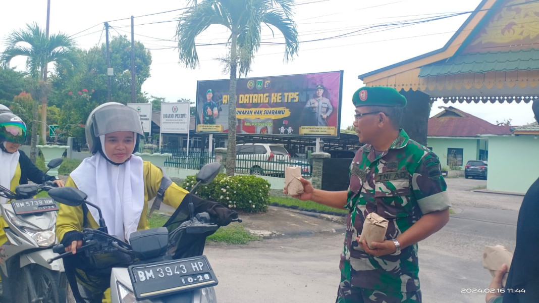Jum'at Berkah, Kodim 0320/Dumai Bagikan Ratusan Paket Nasi