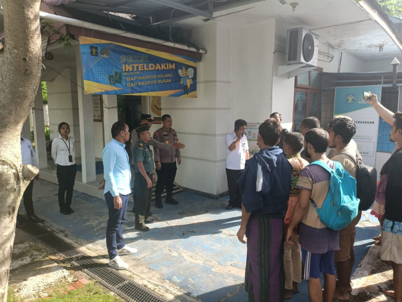 Danramil 02 BK Laksanakan Monitoring Penyerahan 11 Orang Imigran Rohingya