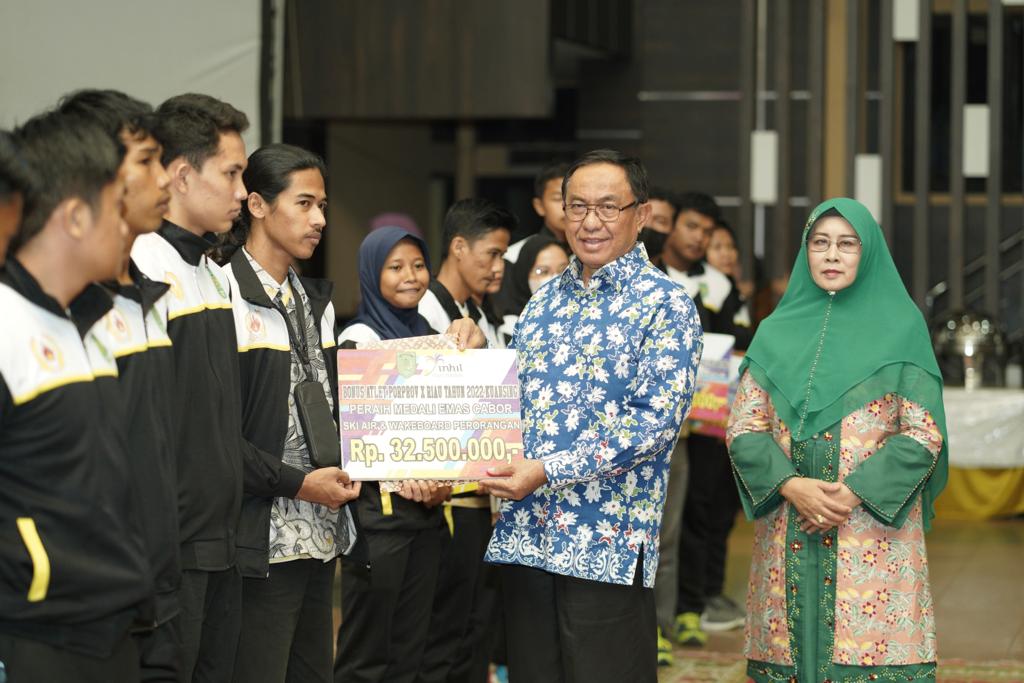 Bupati Inhil Bagikan Bonus Atlet Peraih Medali Porprov Riau Ke-X di Kuansing Senilai 2,2 Milyar Rupiah