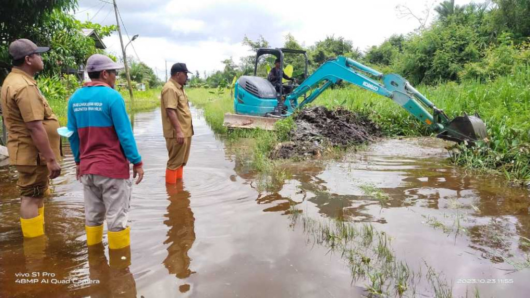 Kadis DLH Rokan Hilir Pantau Langsung Normalisasi Parit Jalan Siak Ujung