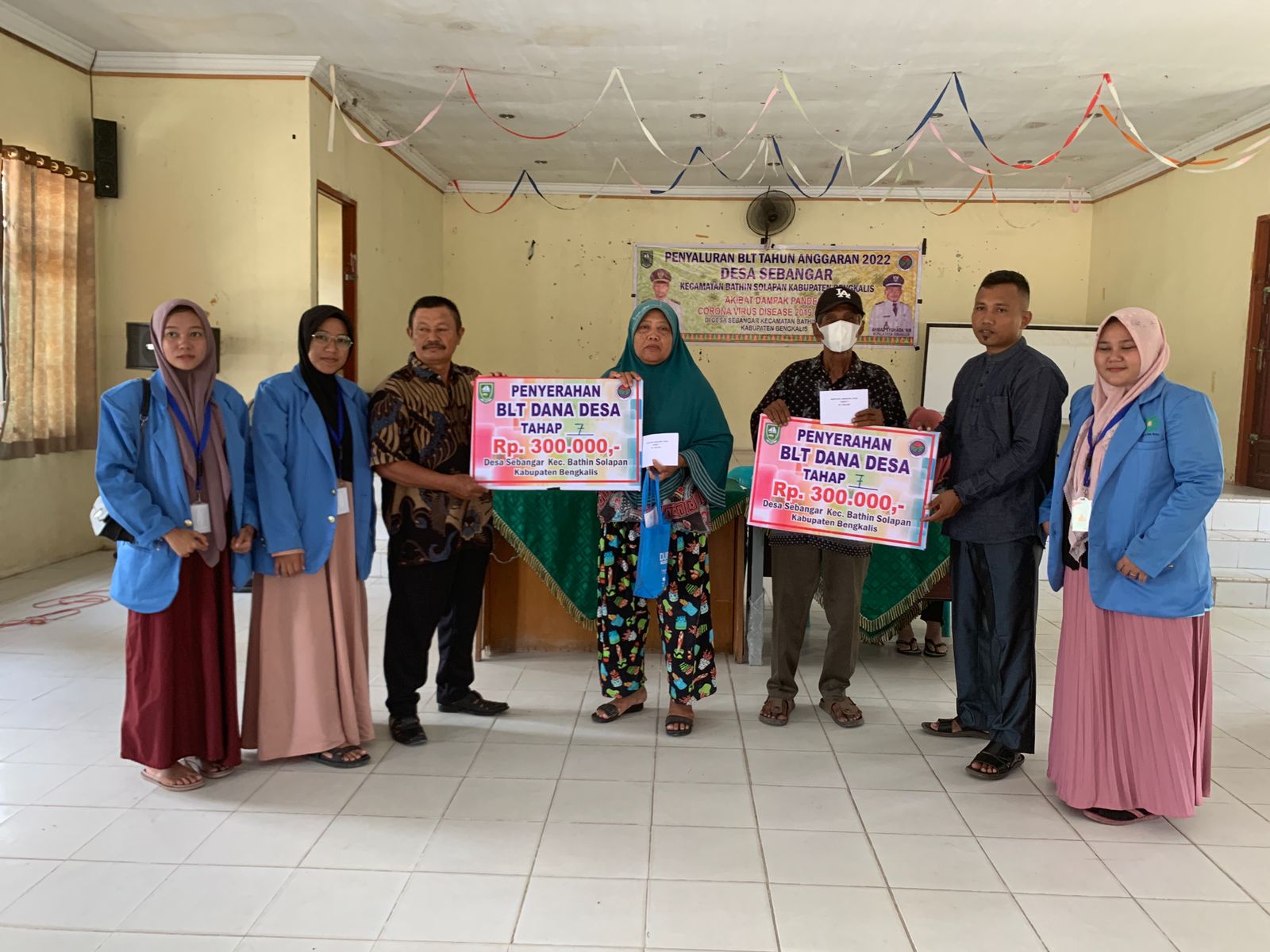 Pemdes Sebangar Bagikan Salurkan BLT Kepada 136 KPM