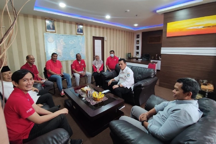 Gubernur Ansar Kunjungi Kantor PLN Tanjungpinang Bahas Listrik Pulau Pangkil 