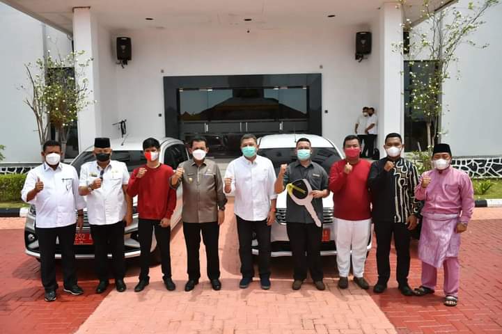 Gubernur Ansar Serahkan Bantuan 4 Unit Kendaraan Operasional Untuk 3 Yayasan di Tanjungpinang