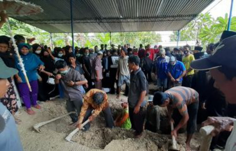 Isak Tangis Iringi Pemakaman Jenazah Kakak Beradik Korban Sriwijaya Air SJ 182
