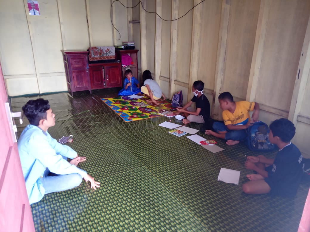 Mahasiswa Kukerta Unri Berikan Media Belajar pada Generasi Pesisir di Pulau Cawan