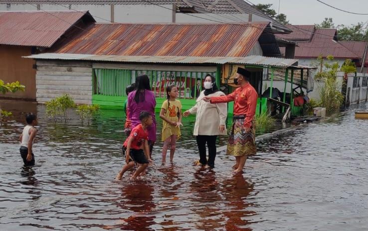Bupati Bengkalis Kasmarni Bersama Wabup Bagus Santoso Kunjungi Titik Banjir