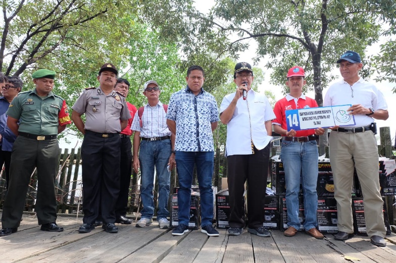 Bupati Inhil Hadiri Penyerahan 14 Unit KM Kepada Kelompok Nelayan Kuala Enok