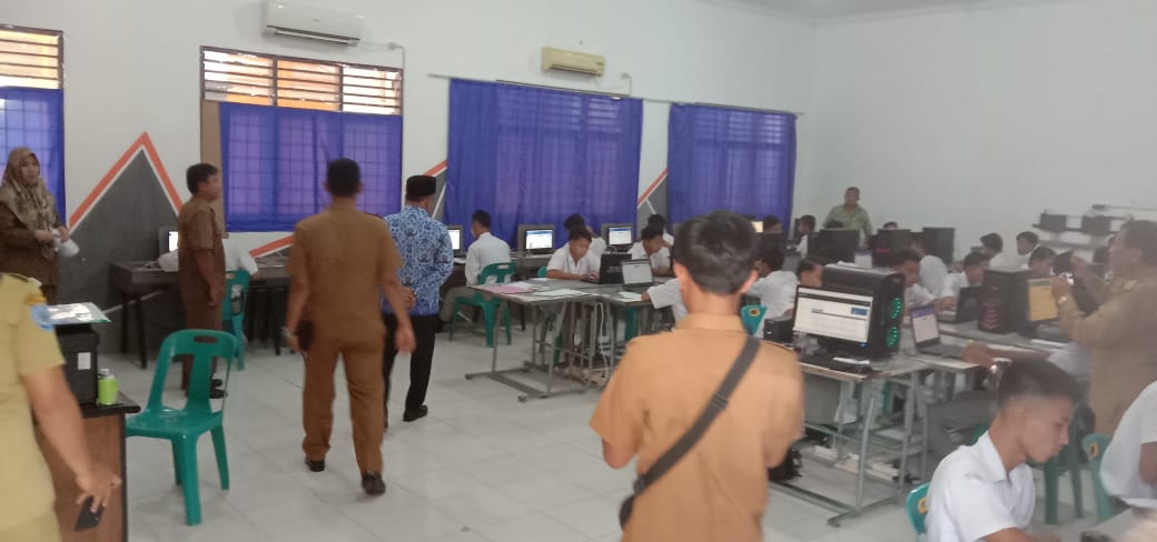 Bupati Andi Suhaimi Tinjau Pelaksanaan UNBK di SMK Pemda Rantauprapat