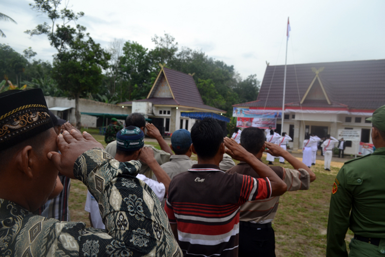 Warga Kelurahan Kampung Baru Dumai Antusias Ikuti Upacara Bendera HUT Kemerdekaan RI ke 72