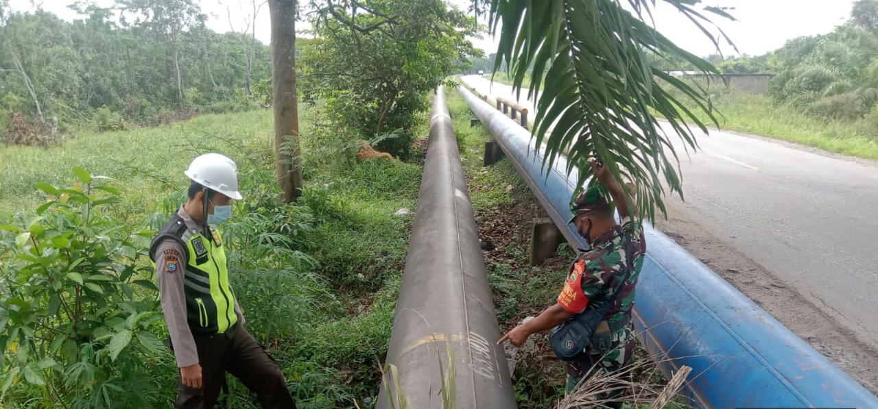 Babinsa Kelurahan Mekarsari Sertu Suandi Laksanakan Patroli Pipa PHR
