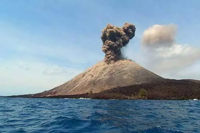 Abu Vulkanik Erupsi Gunung Anak Krakatau Mengarah ke Utara
