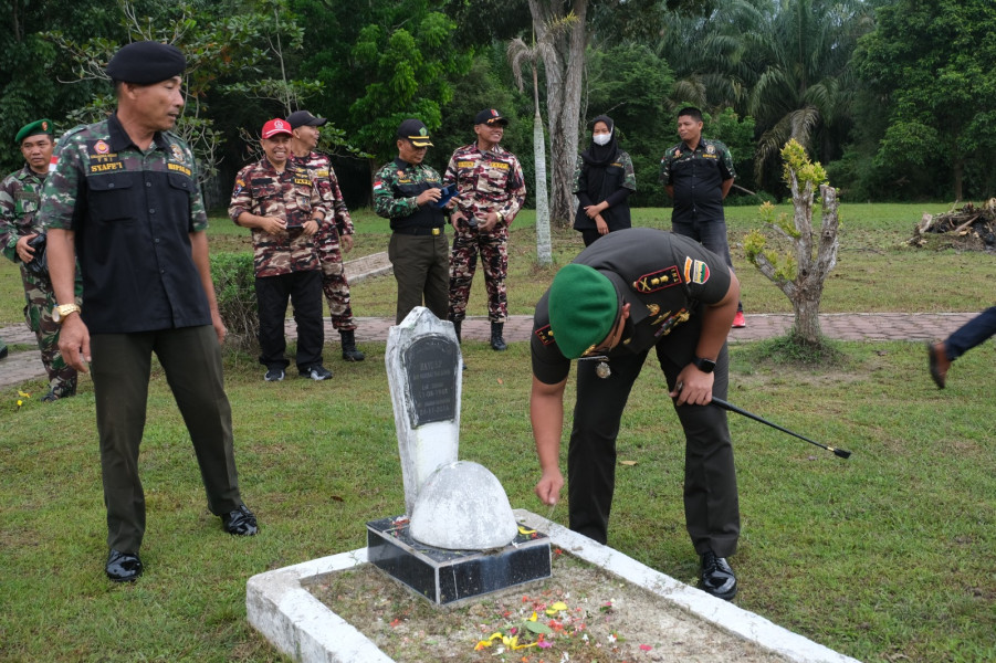Personil Kodim 0320/Dumai Nyekar di TMP dan Laksanakan Doa Untuk Kebaikan Bangsa