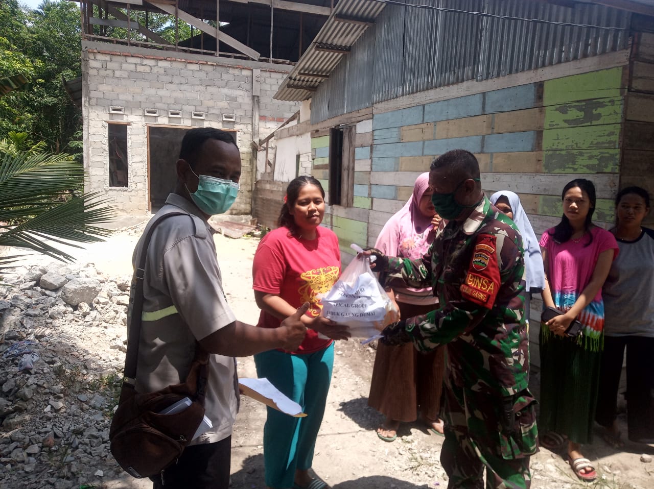 Didampingi Babinsa Lubuk Gaung, PT SDS Serahkan Bantuan Kemasyarakatan