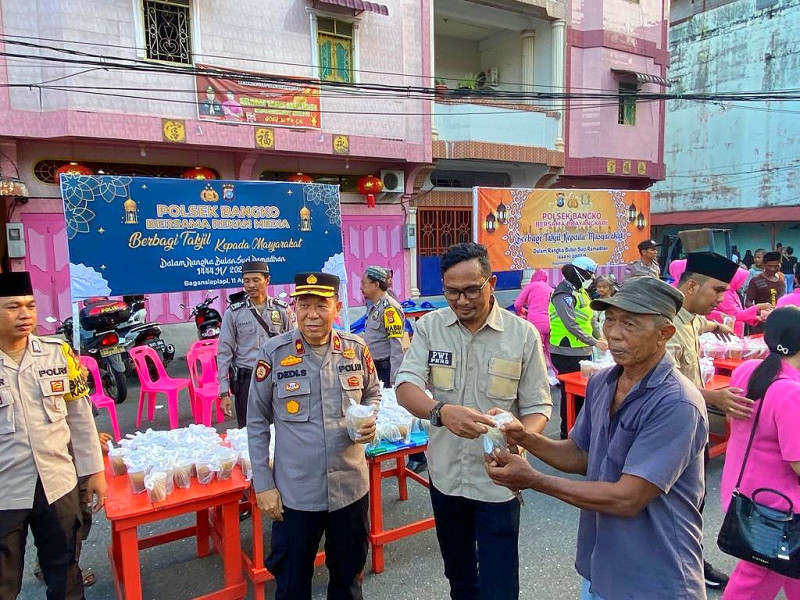 Polsek Bangko Berbagi Takjil di Bulan Ramadan
