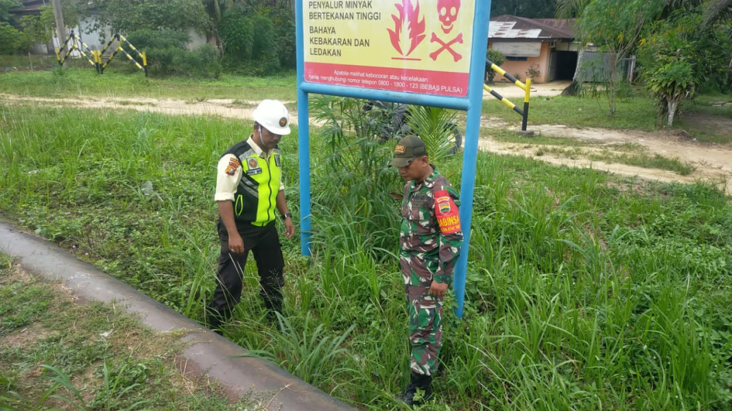 Pengecekan Keamanan Jalur Minyak Oleh Babinsa Koramil 02 dan Tim