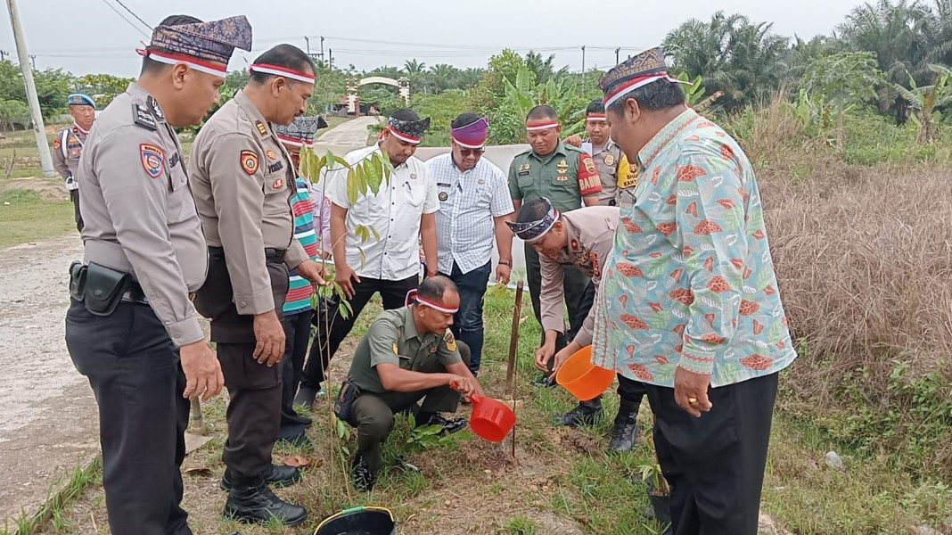 Jaga Lingkungan dari Polusi, Kapolsek Bagan Sinembah dan Jajaran Upika Balai Jaya Tanam Pohon