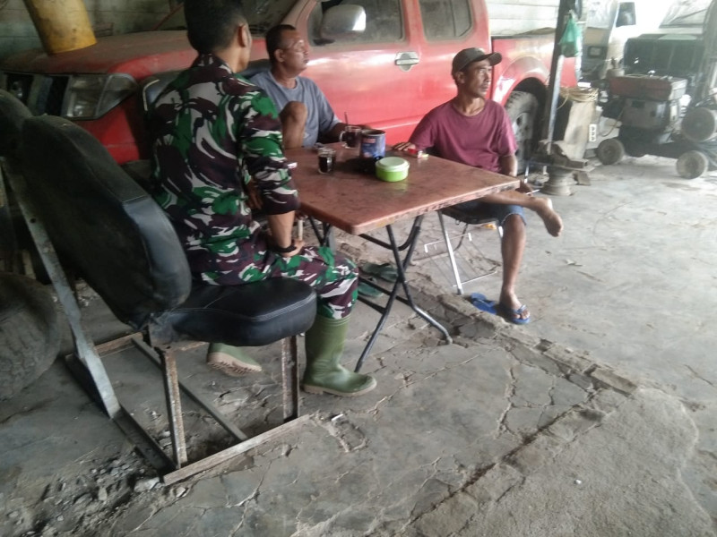 Babinsa Koptu Erwan Gencarkan Patroli dan Sosialisasi Karhutla di Basilam Baru