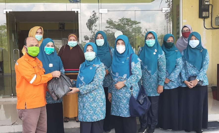 SKK Migas - EMP Bentu Ltd Serahkan Bantuan Sembako ke Pemkab Pelalawan