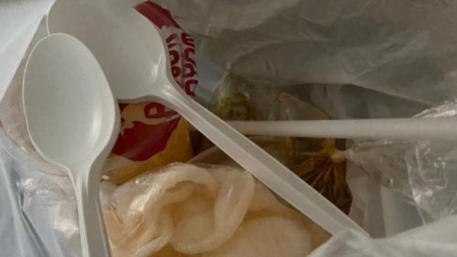Viral Mbak-Mbak Marah ke Resto Gegara Dikasih Sendok Plastik, Netizen Serang Balik!