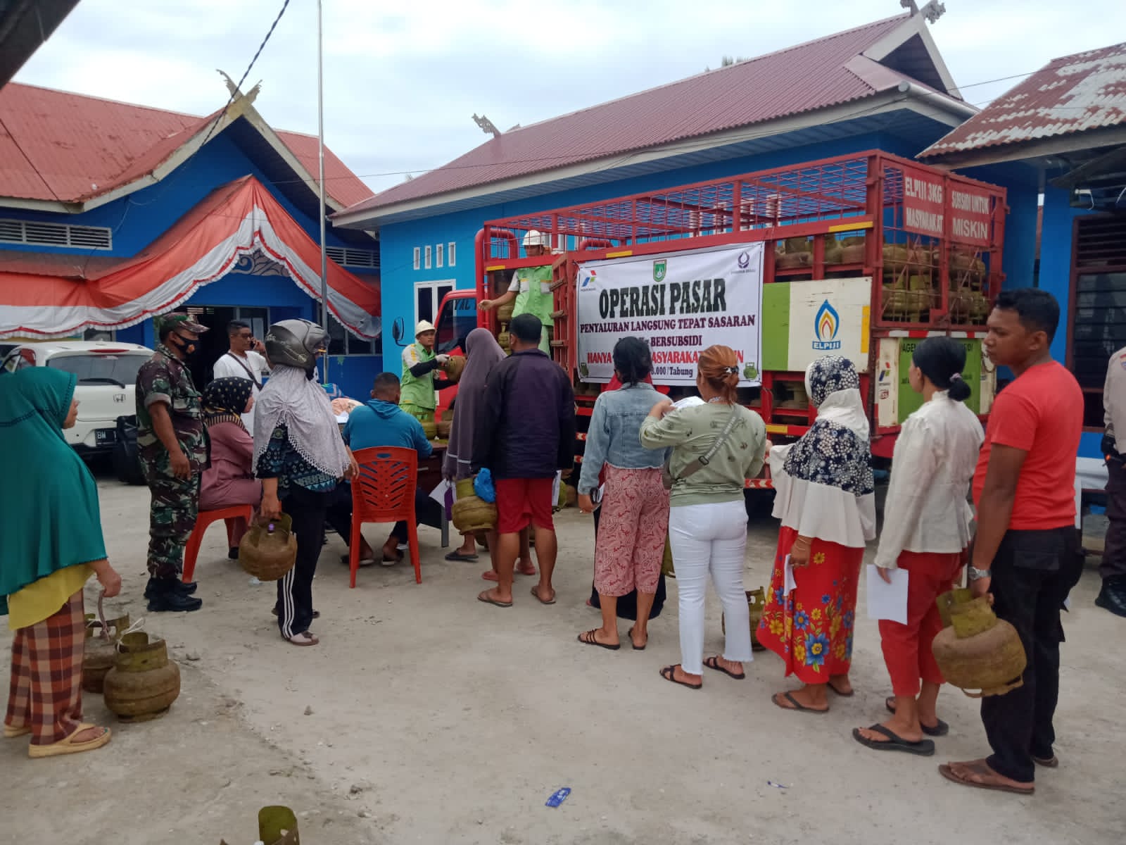 Serma Sukardi Ikut Melaksanakan Pengamanan Operasi Pasar Gas 3 Kilo
